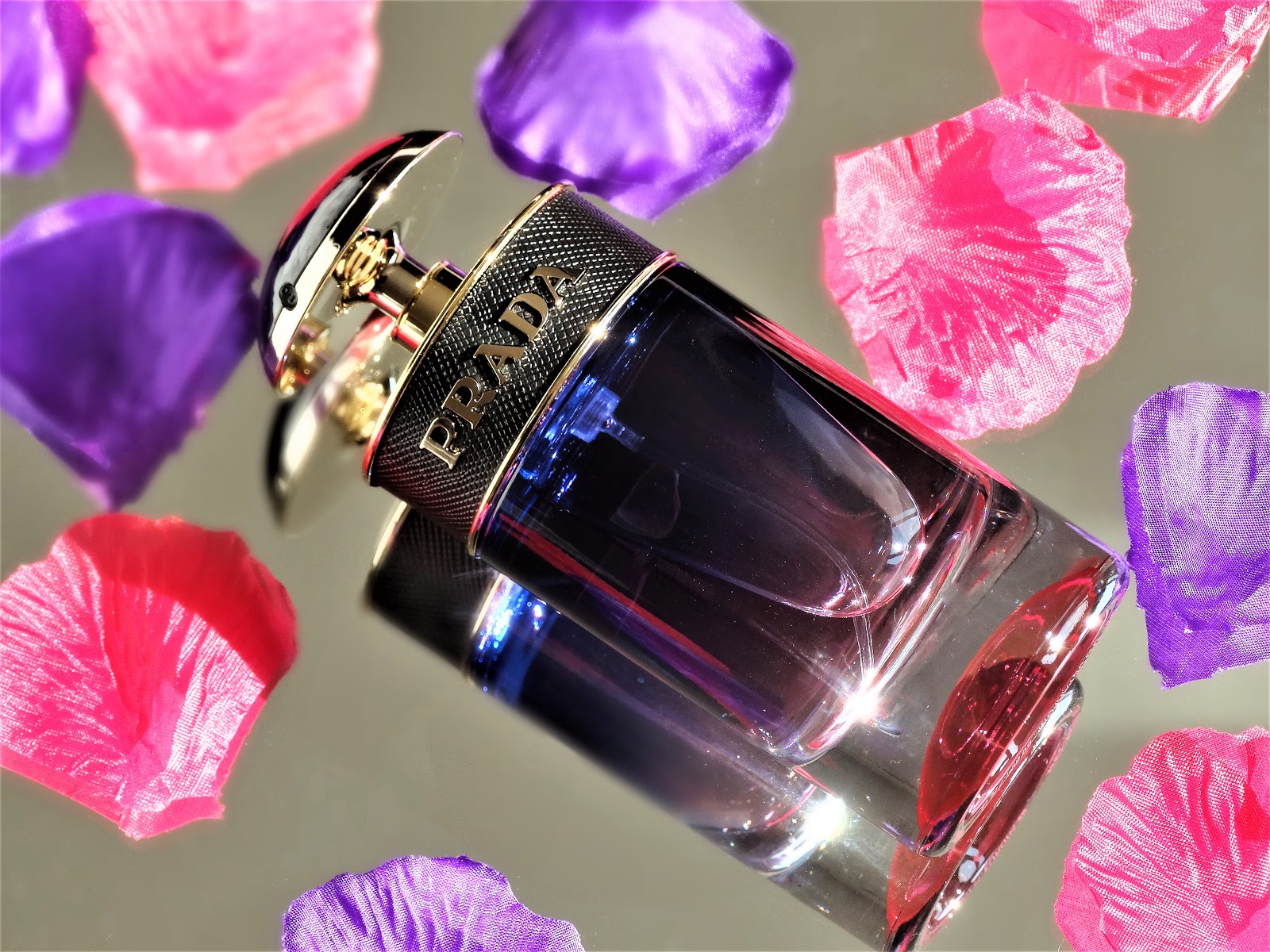 Prada Candy Night Eau De Parfum 7 ml เพิ่มเสน่ห์ความหอมให้น่าหลงใหล ด้วยน้ำหอมคุณภาพดีจากแบรนด์ PRADA ด้วยคัดสรรส่วนผสมคุณภาพสูง ผสานกลิ่นหอมละมุนชวนลุ่มหลงจากธรรมชาติ ให้กลิ่นหอมติดทนยาวนานตลอดทั้งวัน พร้อมเติมเต็มวันพิเศษของคุณให้น่าประทับใจ