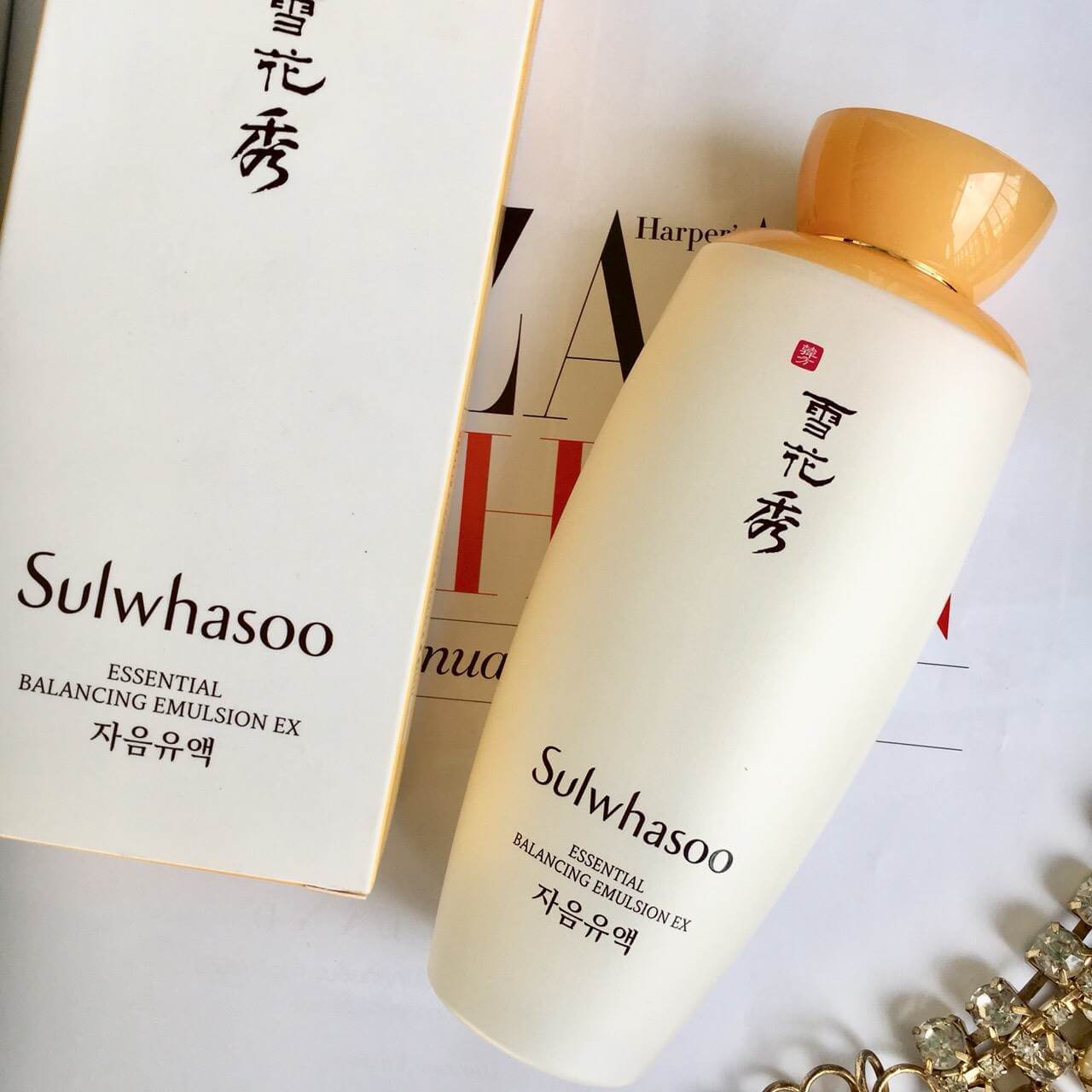 Sulwhasoo Essential Balancing Emulsion EX เอสเซนเชียลโลชั่นสูตรเข้มข้นขึ้น เนื้อสัมผัสเนียนนุ่ม มอบความชุ่มชื้นที่ ให้ผิวเรียบเนียน เปล่งประกายอิ่มน้ำ   อันดับ 1 ผลิตภัณฑ์ประเภทโทนเนอร์และอิมัลชั่น เป็นเวลา 4 ปีซ้อนติดต่อกัน จากสาวๆทั่วโลก