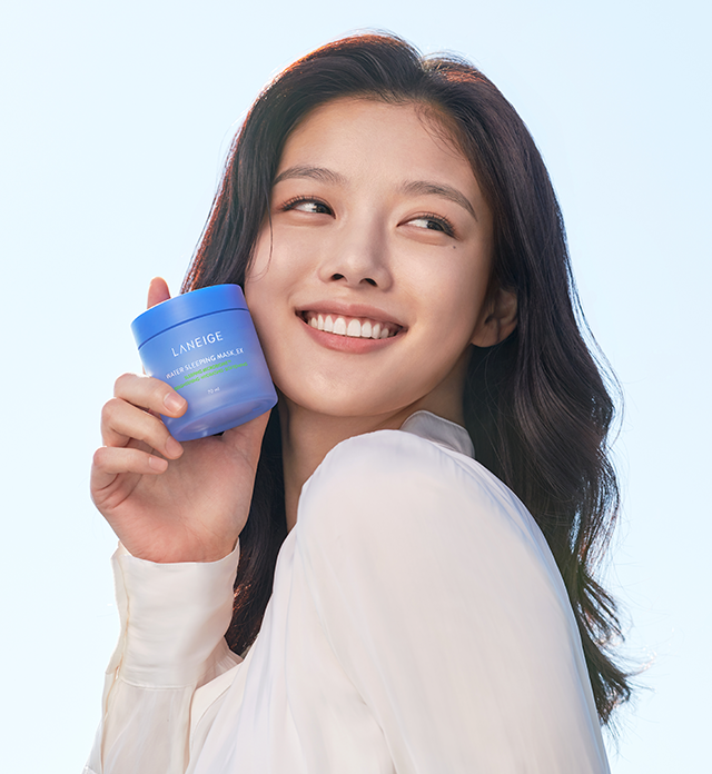 Laneige Water Sleeping Mask EX สลีปปิ้งมาส์กสูตรปรับปรุงใหม่ ช่วยฟื้นฟูความสมดุลของไมโครไบโอมที่สูญเสียไปขณะนอนหลับ ด้วยเทคโนโลยี Sleeping Micro Biome™ ช่วยให้ผิวหลับได้ดีตลอดทั้งคืน พร้อมเผยผิวที่แลดูกระจ่างใสและสุขภาพดี