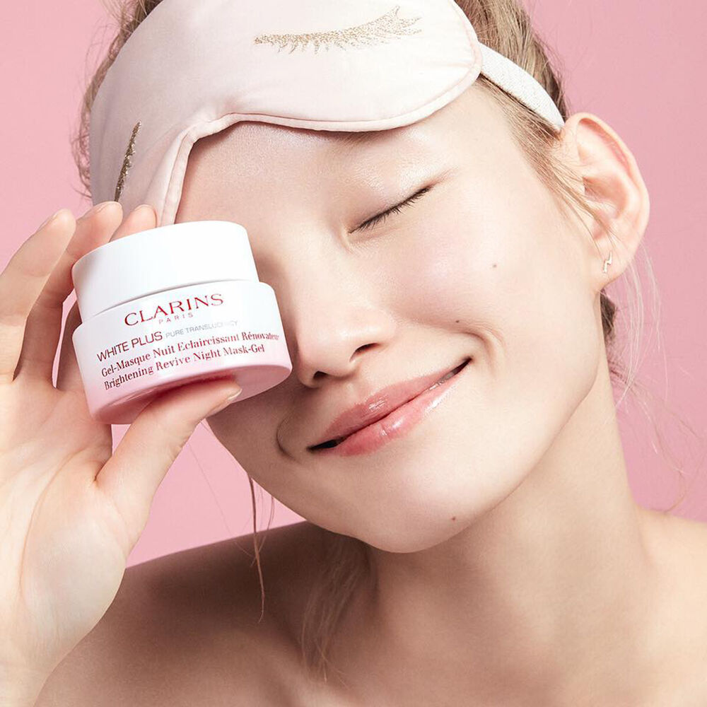 Clarins White Plus Pure Translucency Brightening Revive Night Mask-Gel  White Plus ช่วยฟื้นบำรุงให้ผิวกระจ่างใส เรียบเนียนสม่ำเสมอ เจลสูตรบำรุงกลางคืนเนื้อบางเบา คิดค้นเป็นพิเศษสำหรับผิวของผู้หญิงเอเชีย ช่วยให้ผิวสดชื่น กระจ่างใส และสีผิวเรียบเนียนสม่ำเสมอ