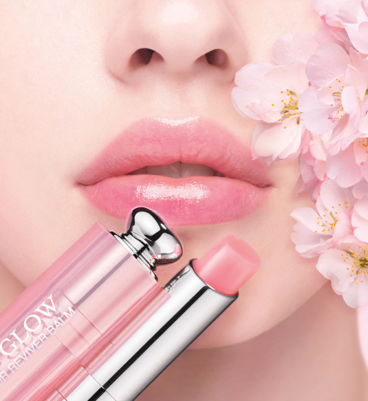 Dior Addict Lip Glow Color Awakening Lip Balm ลิปบาล์มตัวแรกจากธรรมชาติของ Dior ประกอบด้วยส่วนผสมจากธรรมชาติถึง 97%* Dior Lip Glow เป็นลิปบาล์มที่เป็นหัวใจหลักของความชุ่มชื่น ให้กับริมฝีปากของคุณด้วยการให้สีตามธรรมชาติของสีริมฝีปากและให้ความชุ่มชื้นตลอด 24 ชั่วโมง